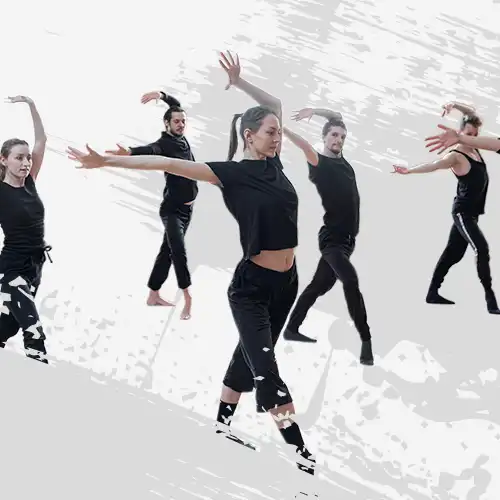 Zdjęcie przedstawiające grupę osób w synchronicznym tańcu