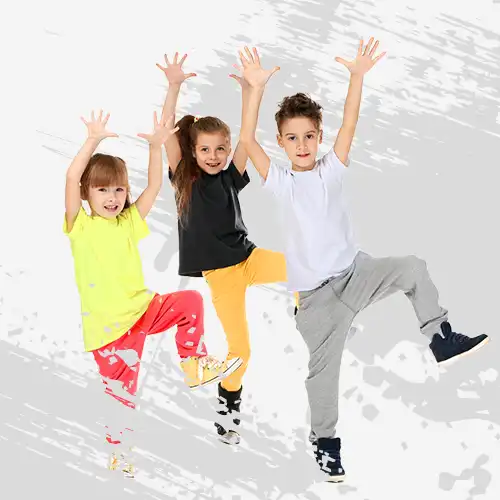 dzieci tańczące z uśmiechem na twarzach