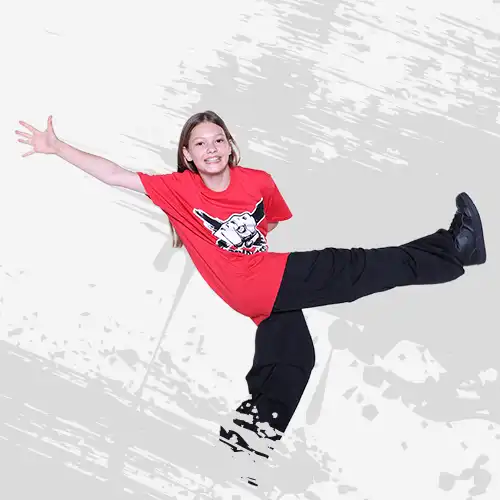 Tańcząca, uśmiechnięta dziewczynka