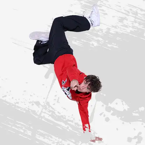 Zdjęcie chłopca stojącego na jednej ręce