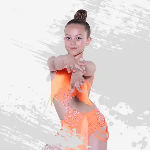 Zdjęcie przedstawiające dziewczynkę tańczącą Latino