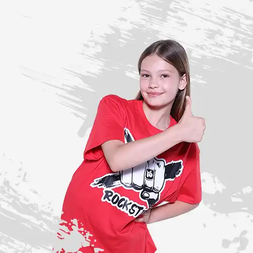 Zdjęcie uśmiechniętej dziewczynki w stroju Rockstep