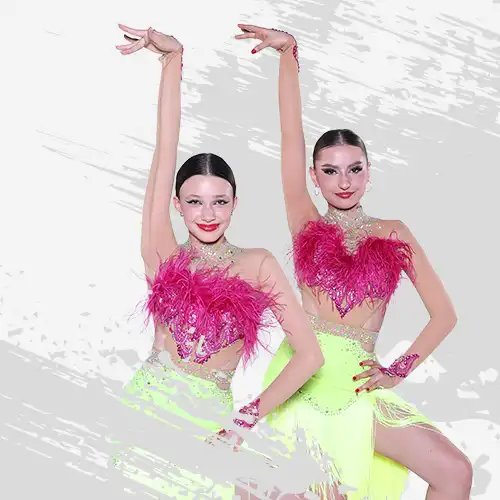 Dwie młode dziewczyny w strojach Latino