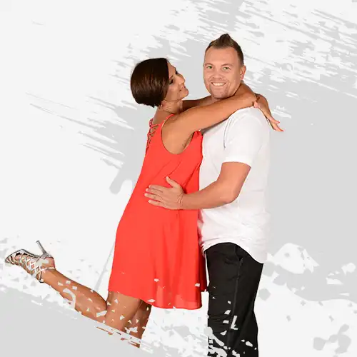 zdjęcie uśmiechniętej pary w tanecznym uścisku