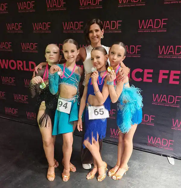 Zdjęcie dziecięcej grupy tanecznej